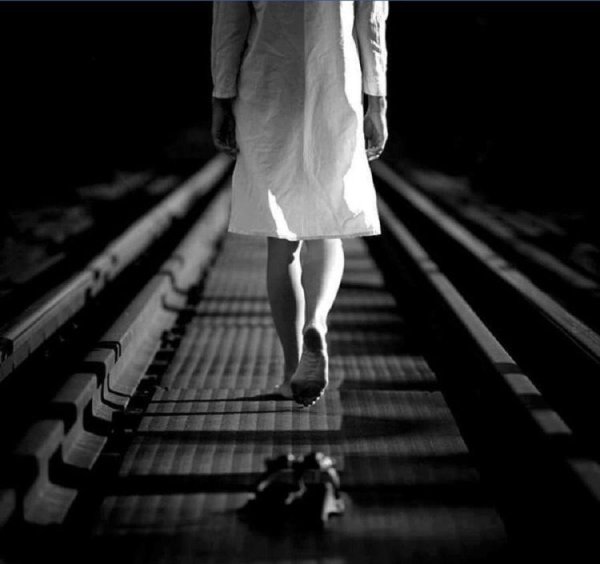 Девушка от парня уходит