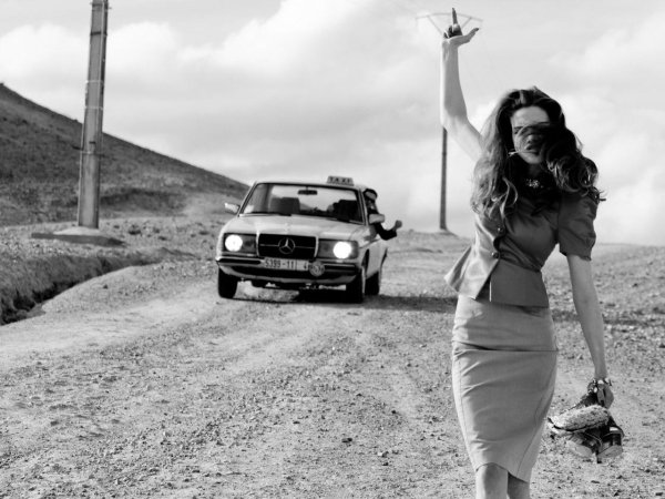 Девушка от парня уходит