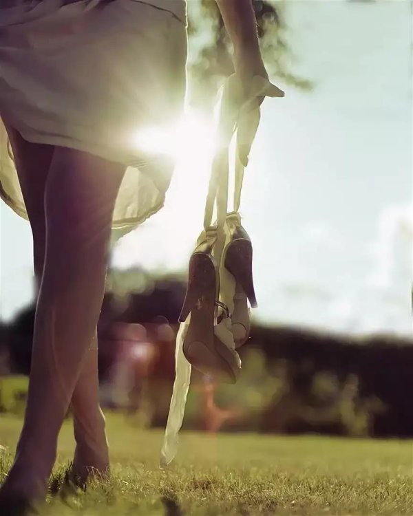 Девушка от парня уходит