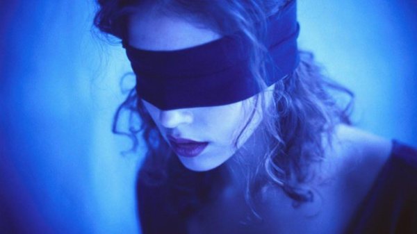 Девушка с завязанными глазами