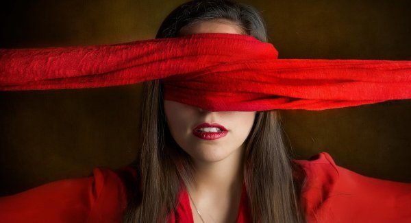 Девушка с завязанными глазами