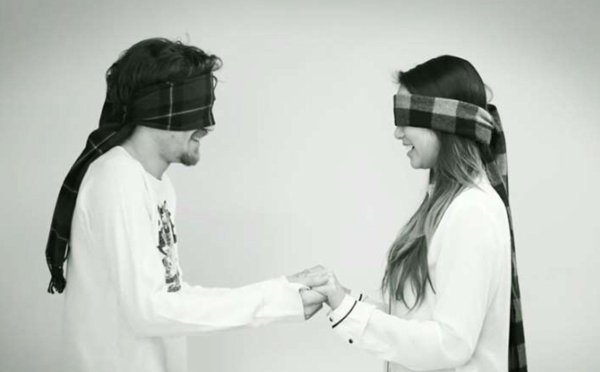 Девушка с завязанными глазами