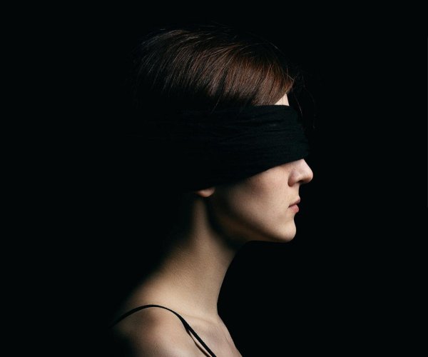 Девушка с завязанными глазами