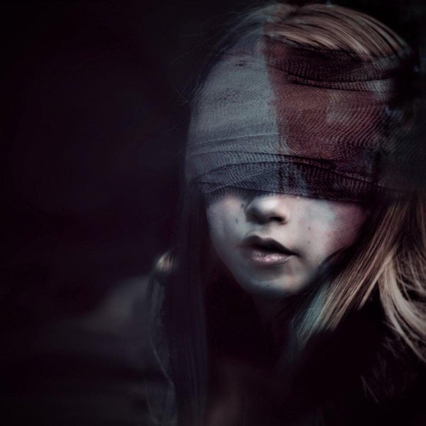 Девушка с завязанными глазами