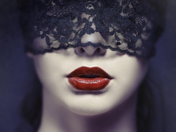 Девушка с завязанными глазами