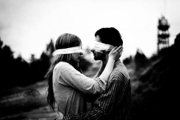 Девушка с завязанными глазами