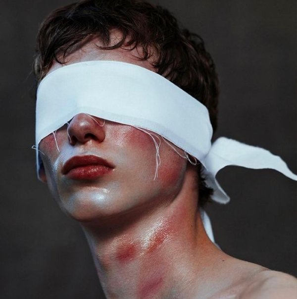 Девушка с завязанными глазами