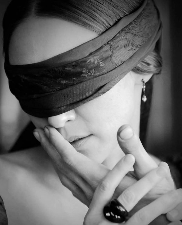 Девушка с завязанными глазами