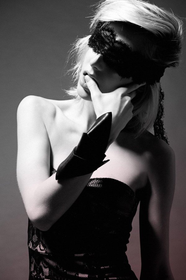 Девушка с завязанными глазами