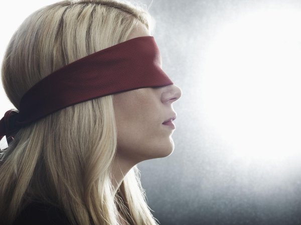 Девушка с завязанными глазами