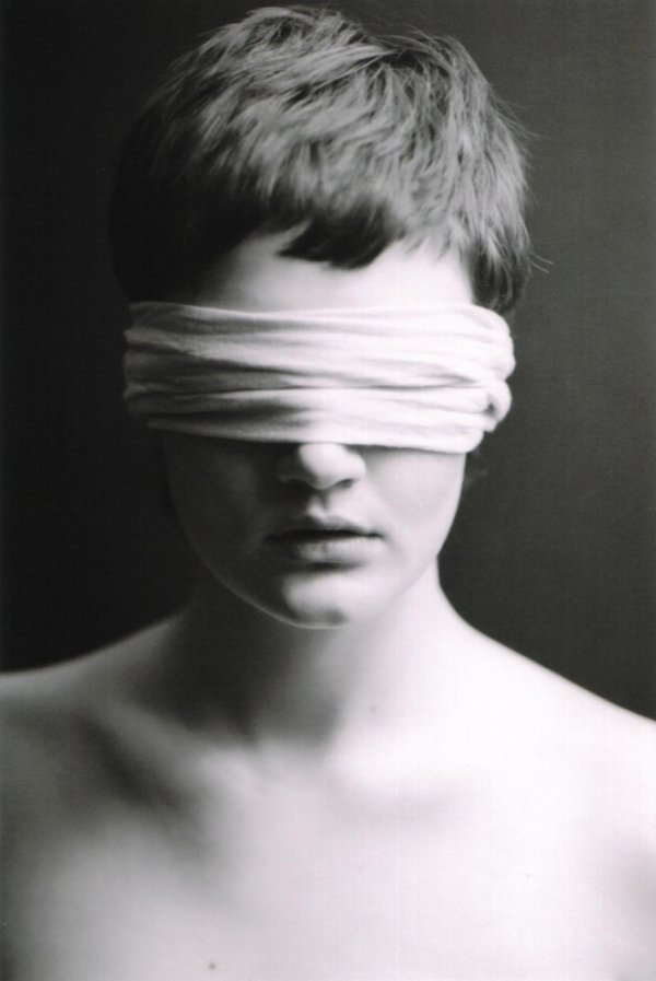 Девушка с завязанными глазами