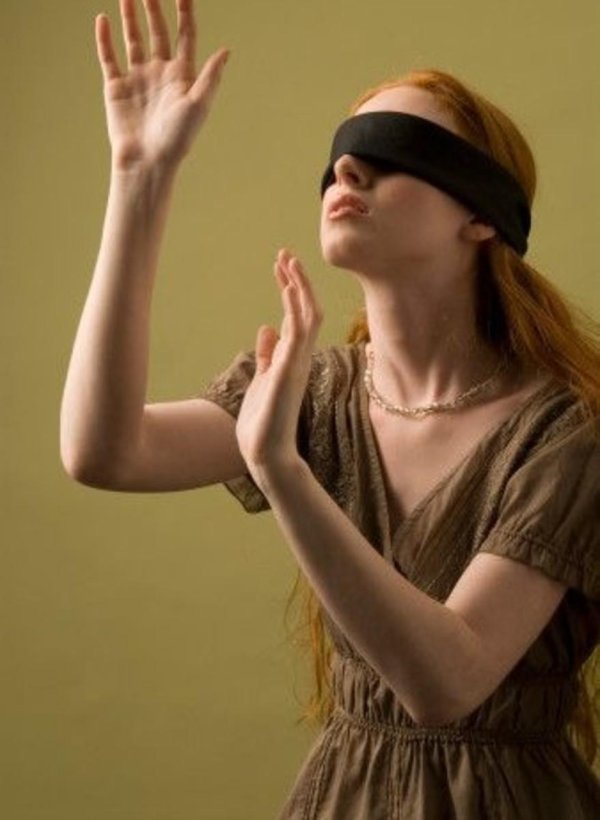 Девушка с завязанными глазами