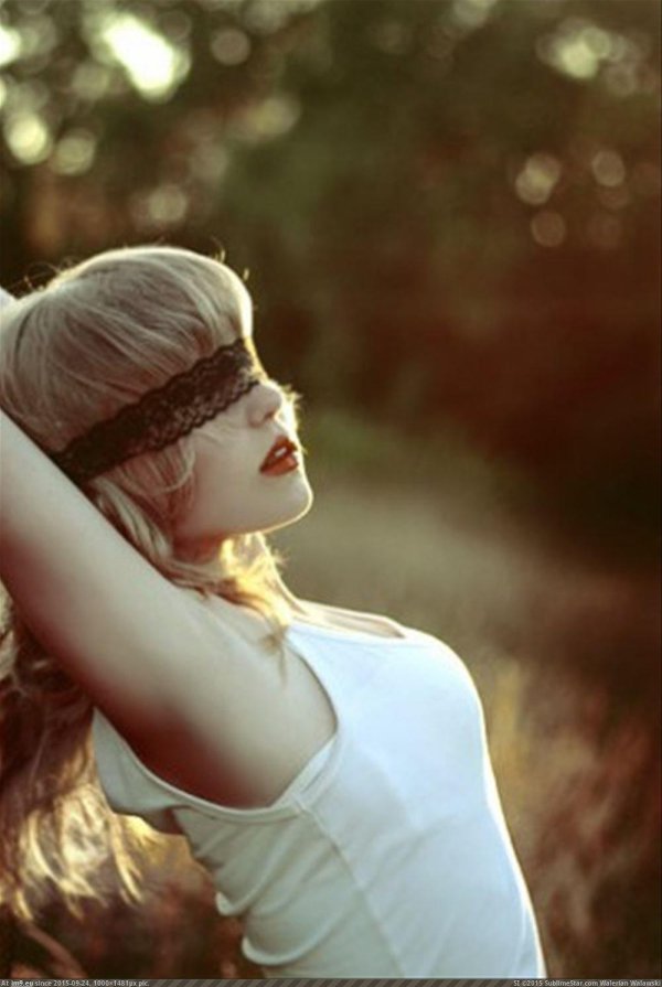 Девушка с завязанными глазами