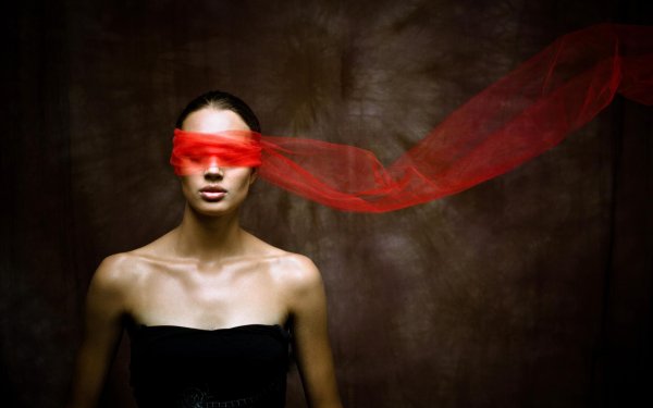 Девушка с завязанными глазами