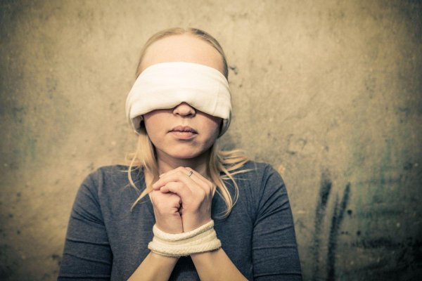 Девушка с завязанными глазами