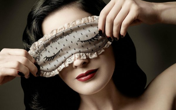 Девушка с завязанными глазами