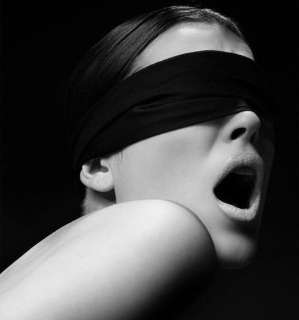 Девушка с завязанными глазами