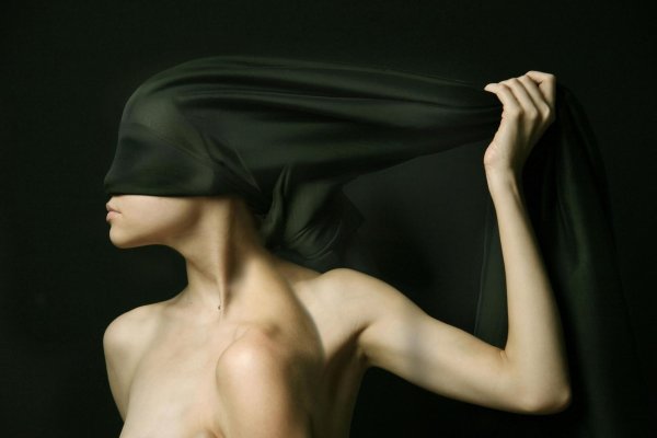 Девушка с завязанными глазами