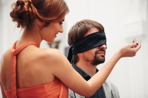 Девушка с завязанными глазами