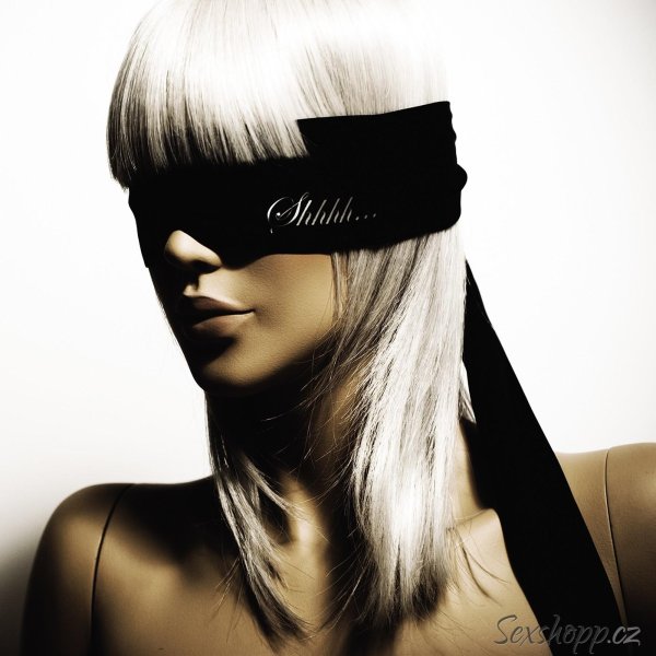 Девушка с завязанными глазами