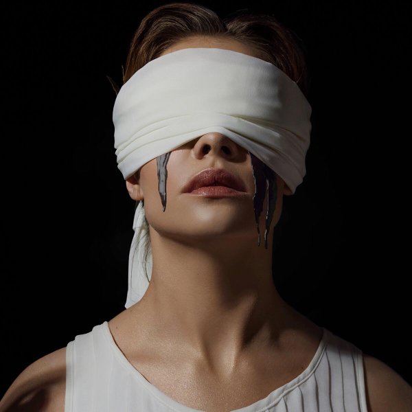 Девушка с завязанными глазами