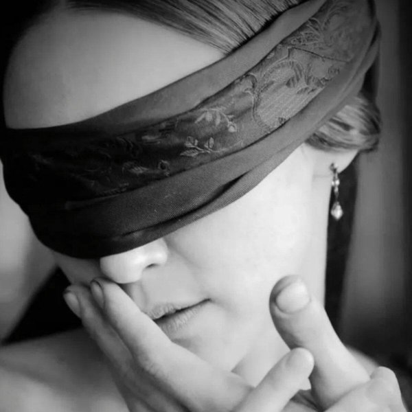 Девушка с завязанными глазами