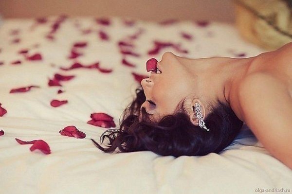 Почему такая девушка и одна