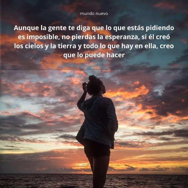 Девушка со спины на закате