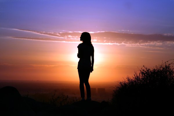 Девушка со спины на закате