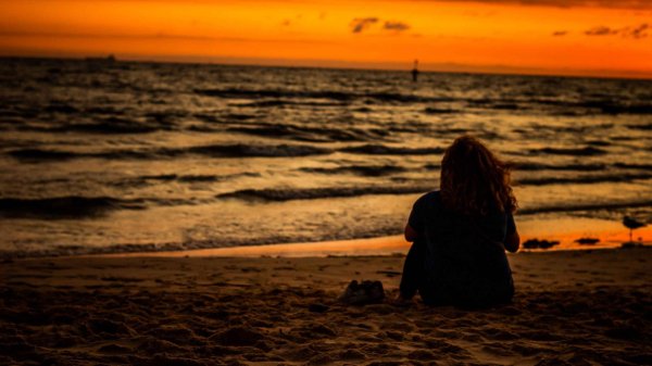 Девушка со спины на закате