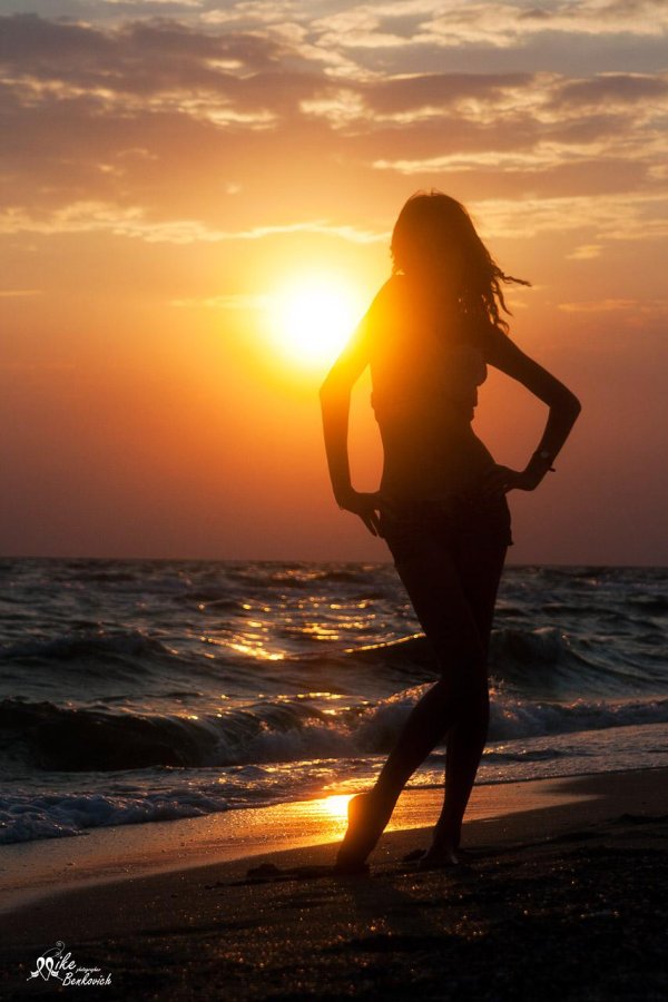 Девушка со спины на закате