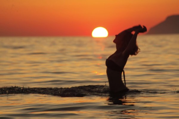 Девушка со спины на закате