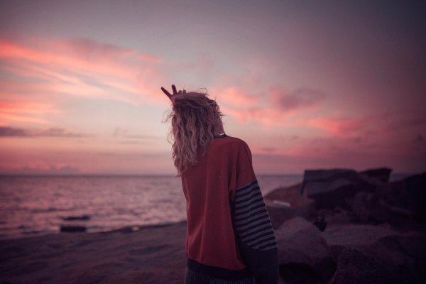 Девушка со спины на закате