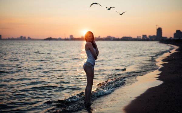 Девушка со спины на закате