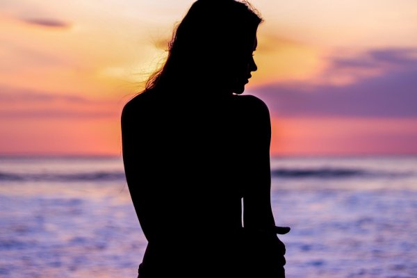 Девушка со спины на закате