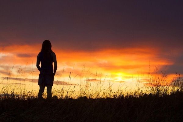Девушка со спины на закате