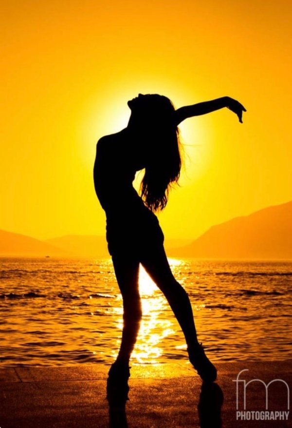 Девушка со спины на закате