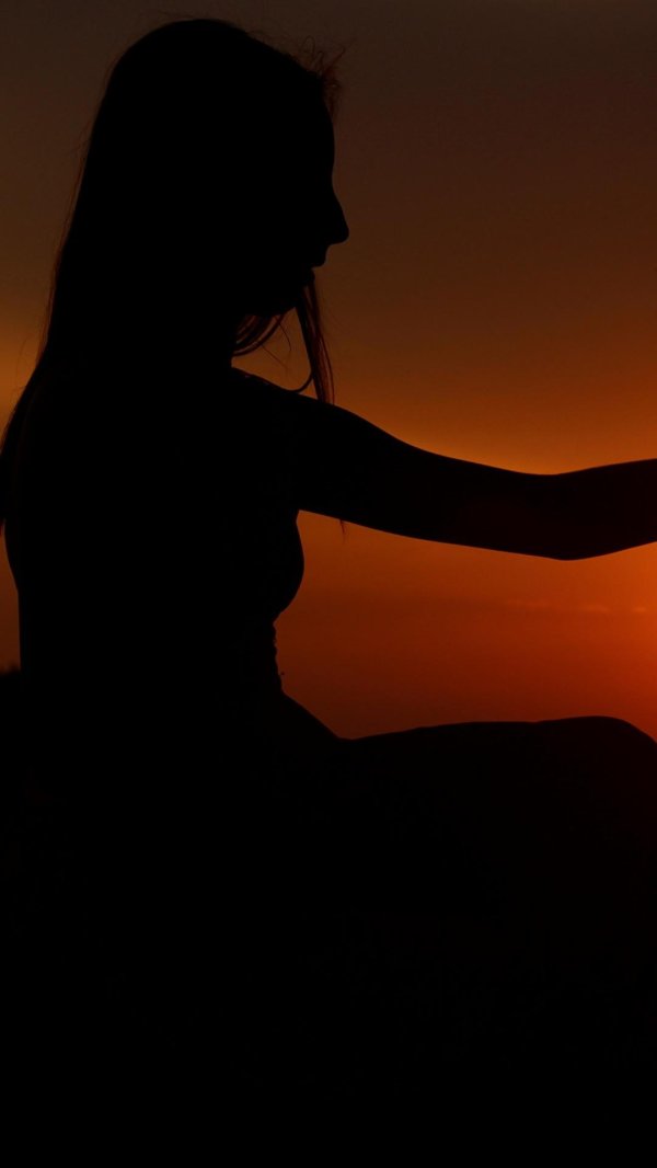 Девушка со спины на закате