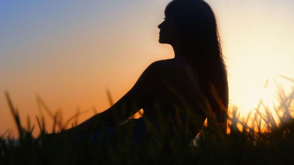 Девушка со спины на закате