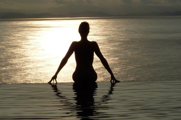 Девушка со спины на закате