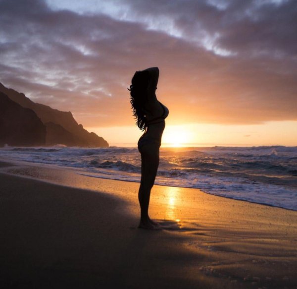 Девушка со спины на закате