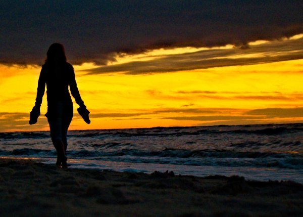 Девушка со спины на закате