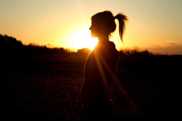 Девушка со спины на закате