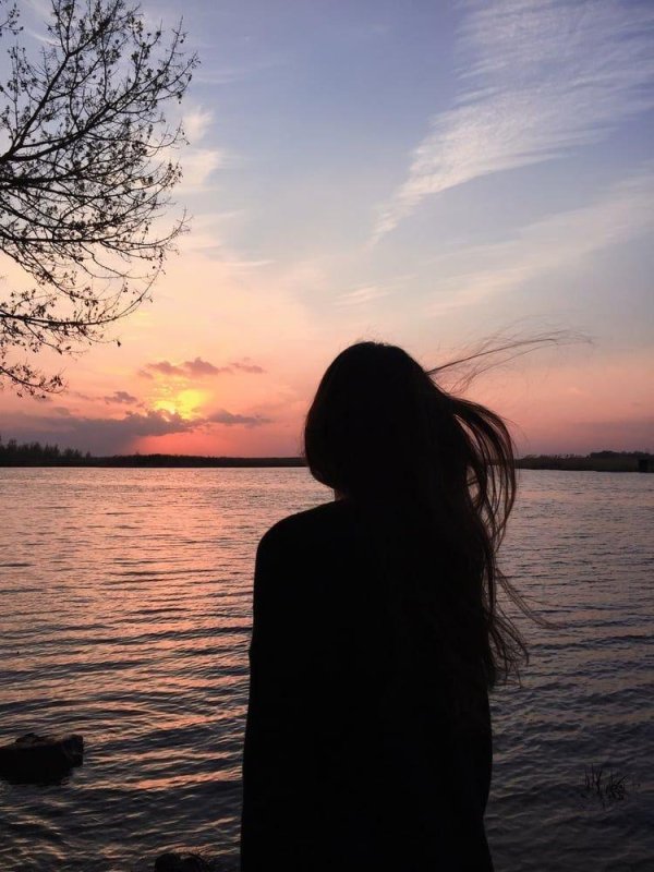 Девушка со спины на закате