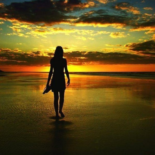 Девушка со спины на закате