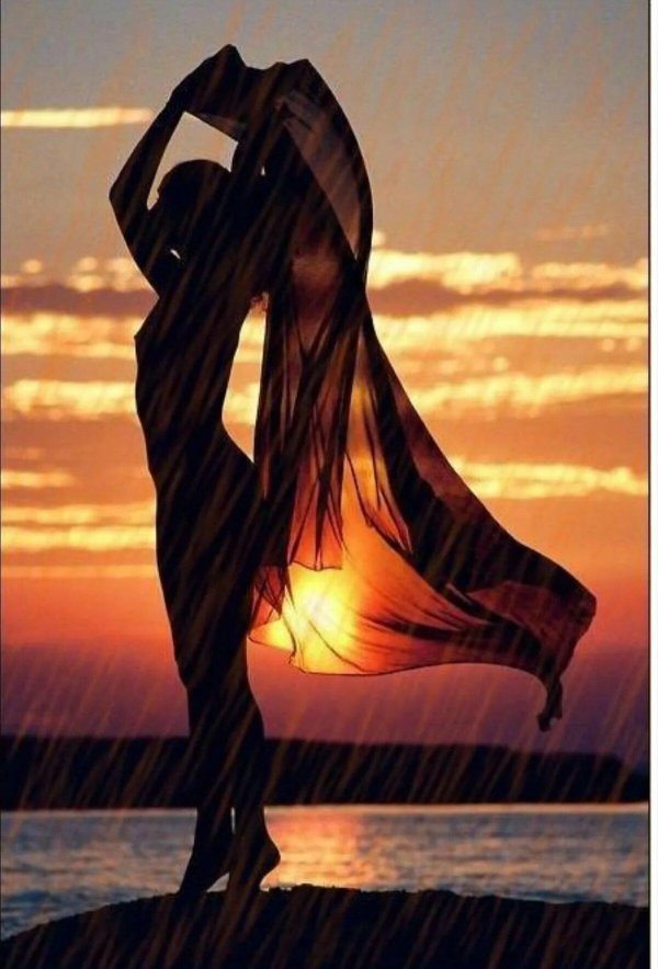 Девушка со спины на закате