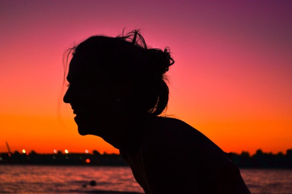 Девушка со спины на закате