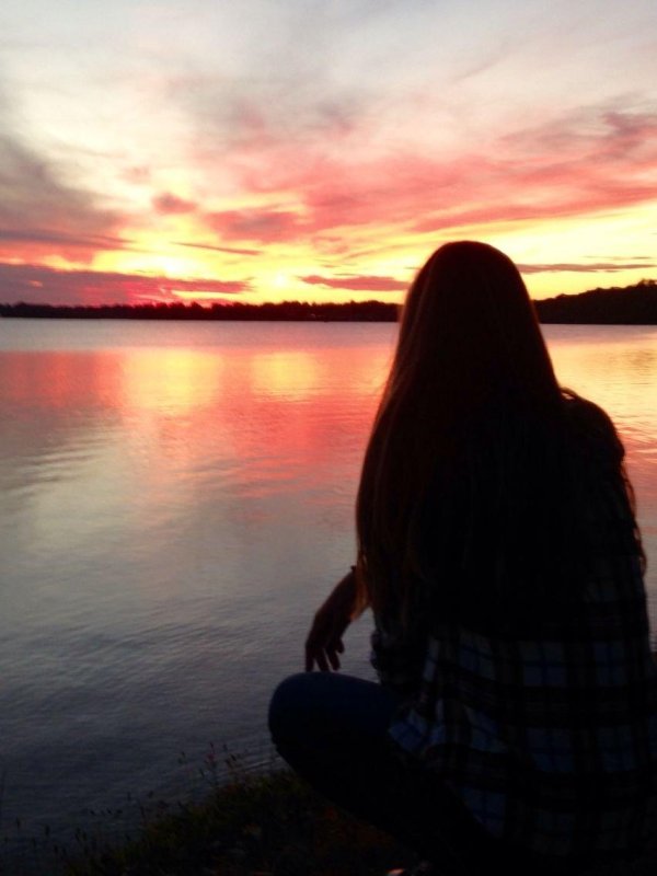 Девушка со спины на закате