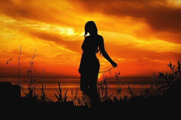 Девушка со спины на закате