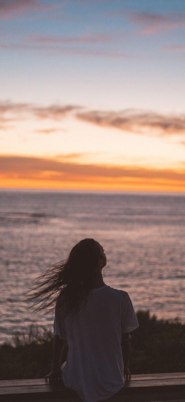 Девушка со спины на закате